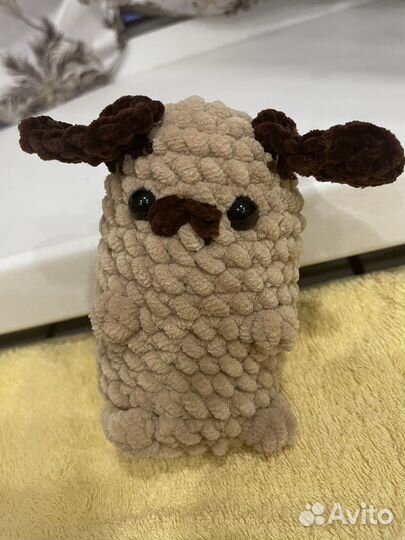 Игрушка вязаная собачка мопс