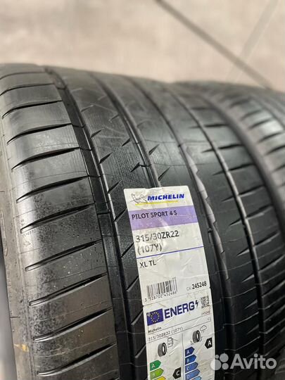 Michelin Pilot Sport 4 S 315/30 R22 и 275/35 R22 107Y