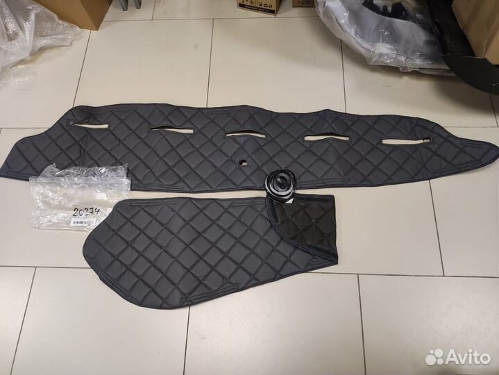 Ковер салона из искусственной кожи