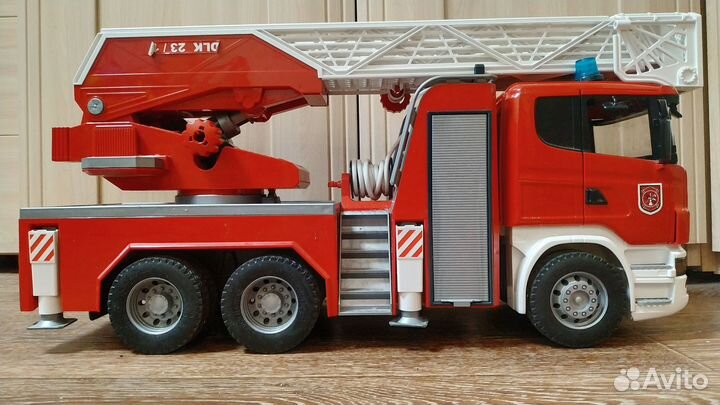 Bruder Пожарная машина Scania 1:16
