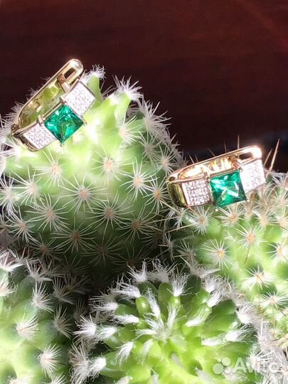 Золотые серьги с изумрудами цвета Параиба и Брилл