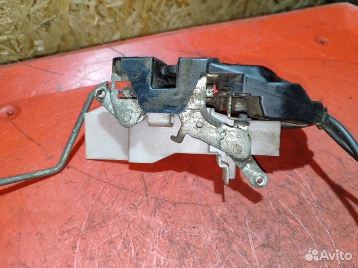 Замок двери передний правый Toyota Carina E седан