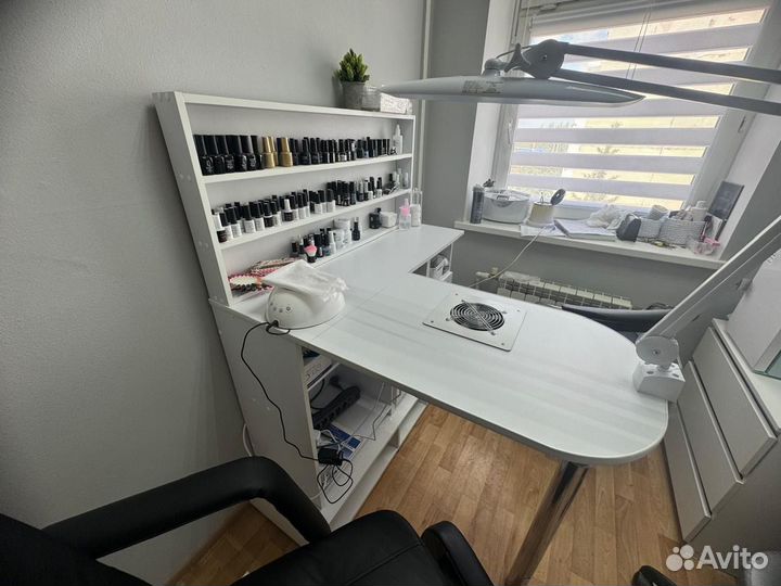 Маникюрный стол с вытяжкой