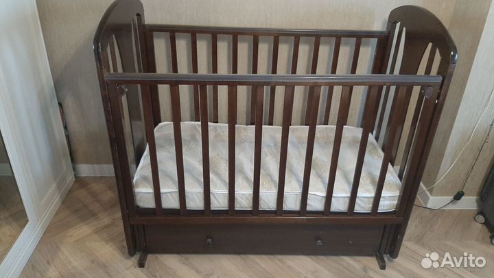 Детская кроватка с продольным маятником