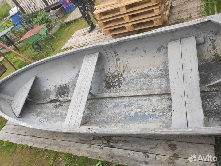 Лодка деревянная