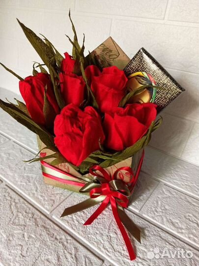 Конфетный букет в кашпо-конверте, кружке, бокале