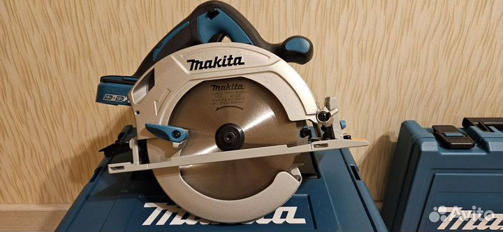 Дисковая пила makita DHS 710 RM2J