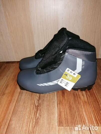 Лыжные ботинки decathlon новые, палки лыжные нов