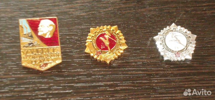 Продам значки