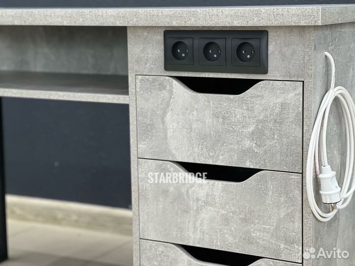 Маникюрный стол