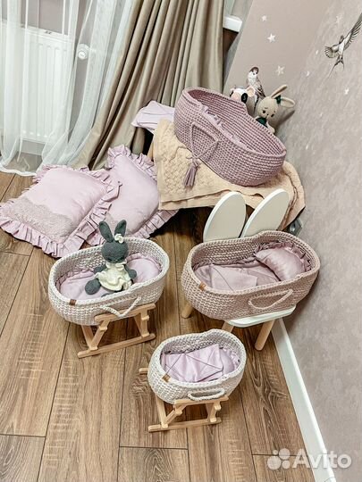 Вязаная люлька для куклы с подставкой