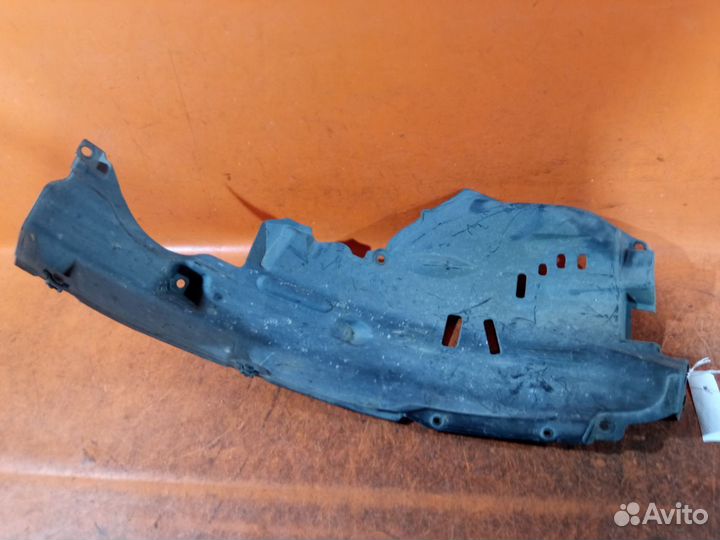 Подкрылок Nissan Skyline V35 передний правый верхний