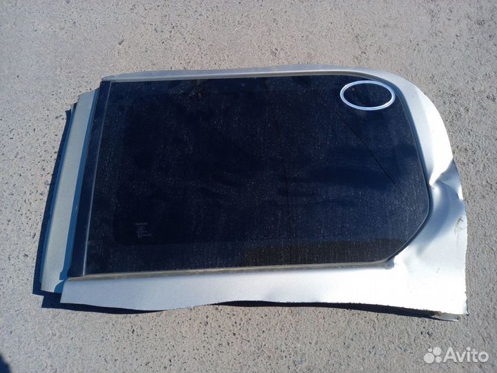 Стекло собачника Toyota Probox левое