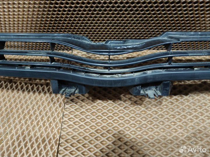 Решетка радиатора Toyota Voxy ZRR70G 3zrfe 2010