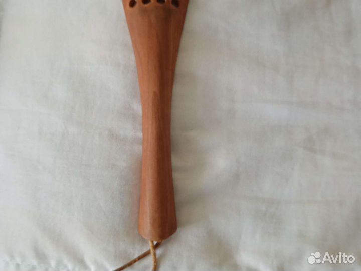 Деталь для виолончели. Крепится на гриф. Запасная