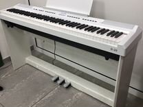 Новое цифровое фортепиано в белом цвете