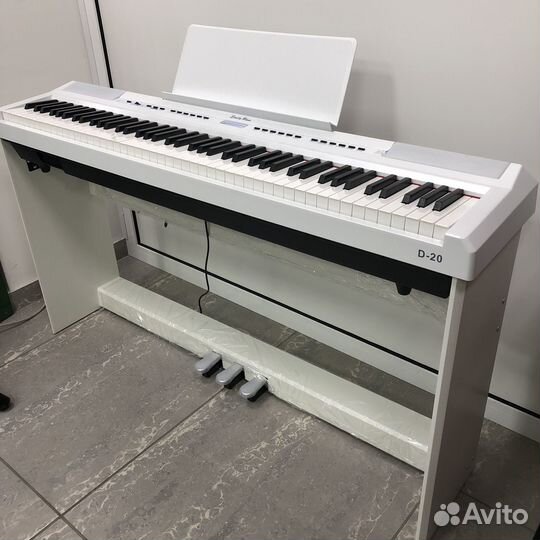 Новое цифровое фортепиано в белом цвете