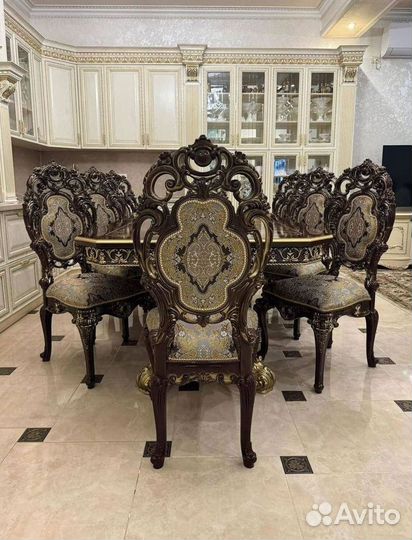 Большой обеденный стол и стулья