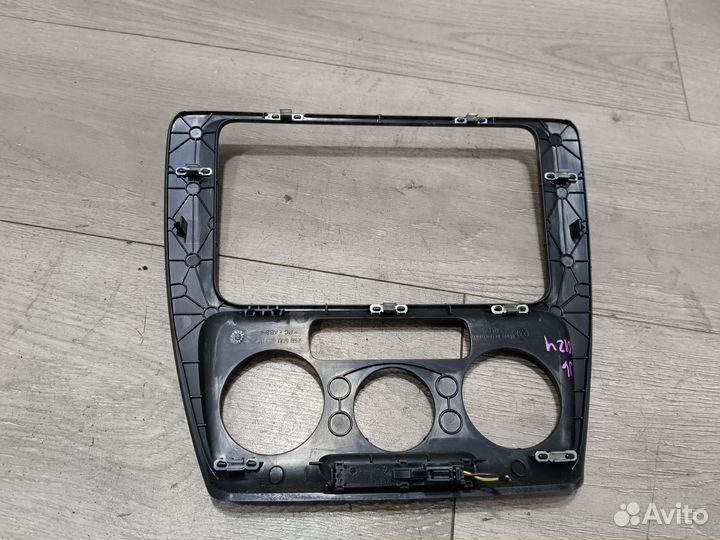 Рамка магнитолы для Volkswagen Jetta 6