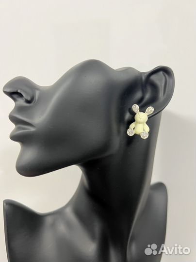 Бижутерия из металла и пластика с кристалами