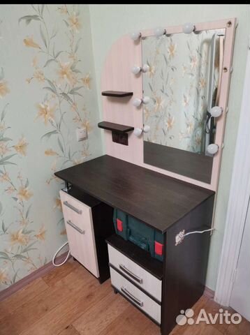 Туалетный столик с зеркалом и подсветкой