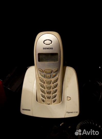 Старенькие стационарные телефоны