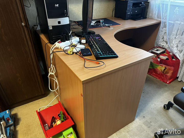 Угловой стол