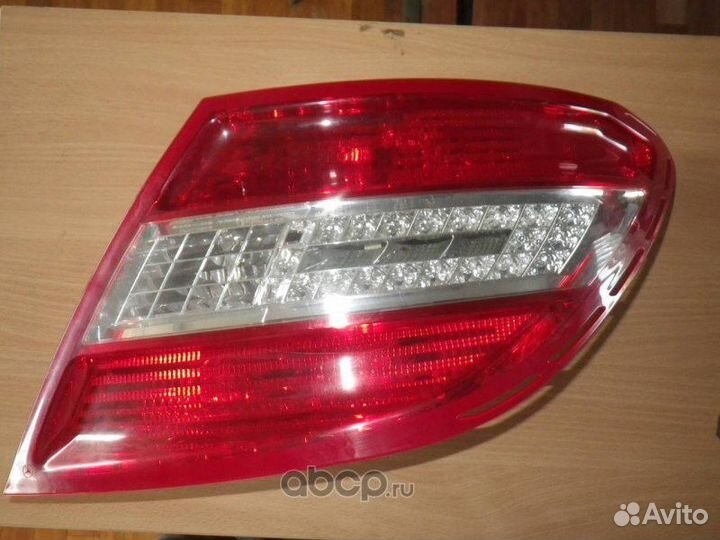 Фонарь задний правый Mercedes w204