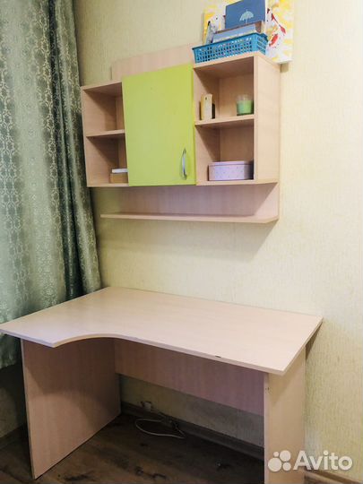 Письменный стол с навесной полкой