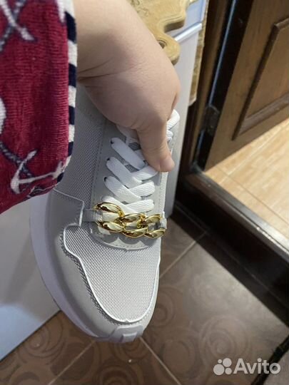 Кроссовки женские