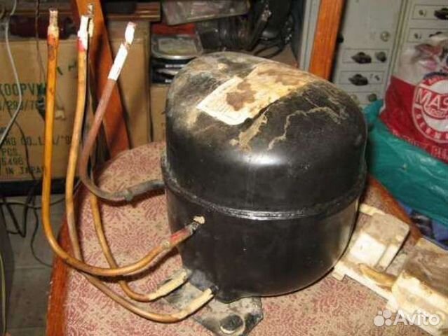 Холодильник индезит соединение компрессора. Компрессор холодильника бирюса 120. Компрессор холодильника днепр 2мс. Компрессор кв-120 бирюса. Капиллярная трубка холодильника индезит.