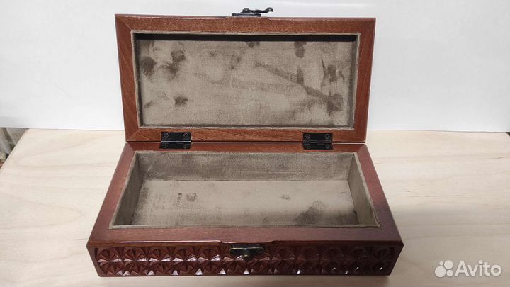 Деревянная шкатулка