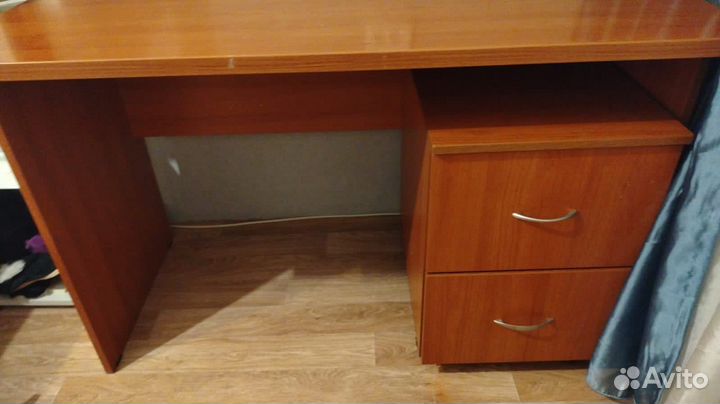 Письменные столы и стулья