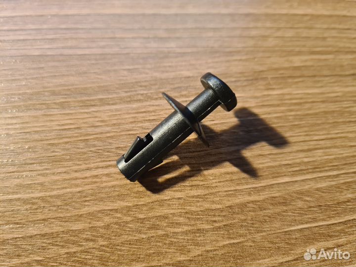 Шкворень крышки багажника Opel Mokka