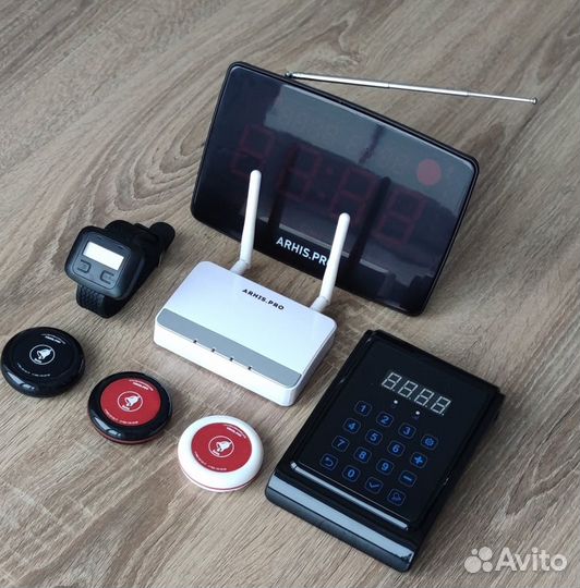 Кнопки вызова официанта с часами в оссортименте