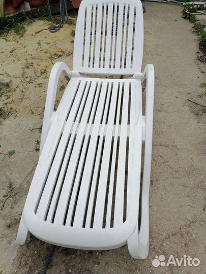 Шезлонг лежак пластиковый