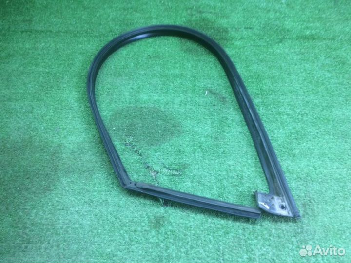 Уплотнитель стекла двери левый Kia Ceed JD G4FA