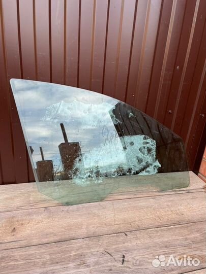 Стекло двери переднее правое Ford Focus 1 седан