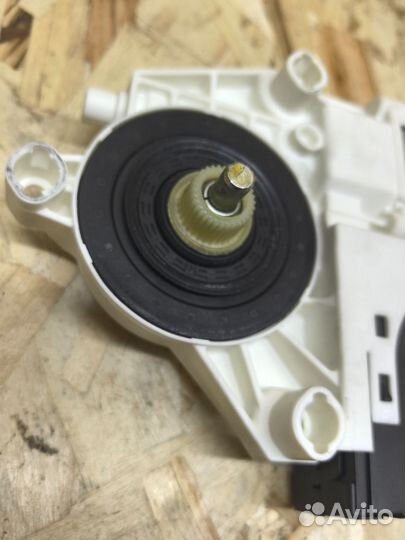 Моторчик стеклоподъемника передний правый Tiguan 1