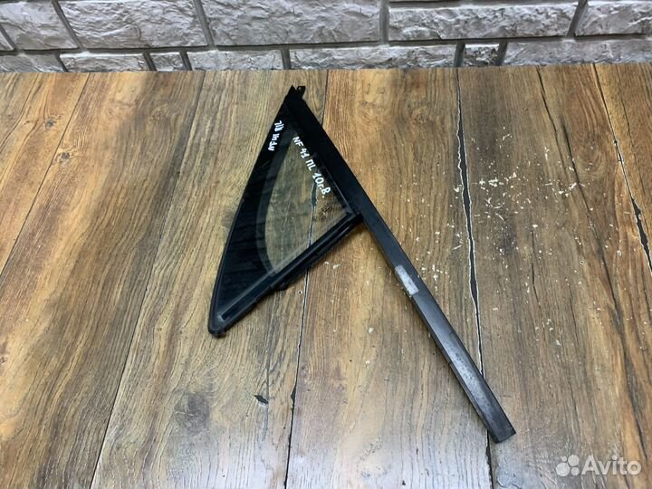 VW Touareg NF Стекло двери передней (форточка)