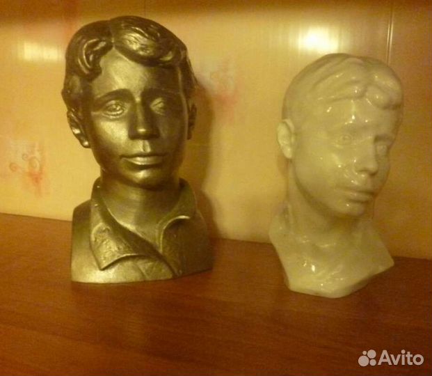 Бюсты Есенина