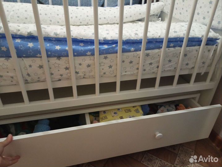 Детская кроватка с маятником