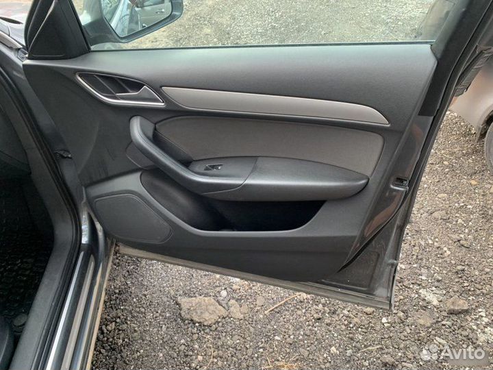 Обшивка двери передняя правая Audi Q3