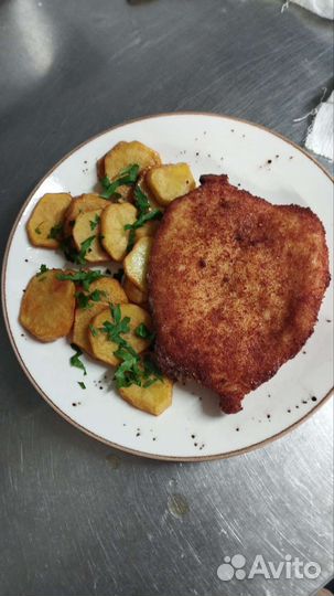 Вечерний повар в кафе