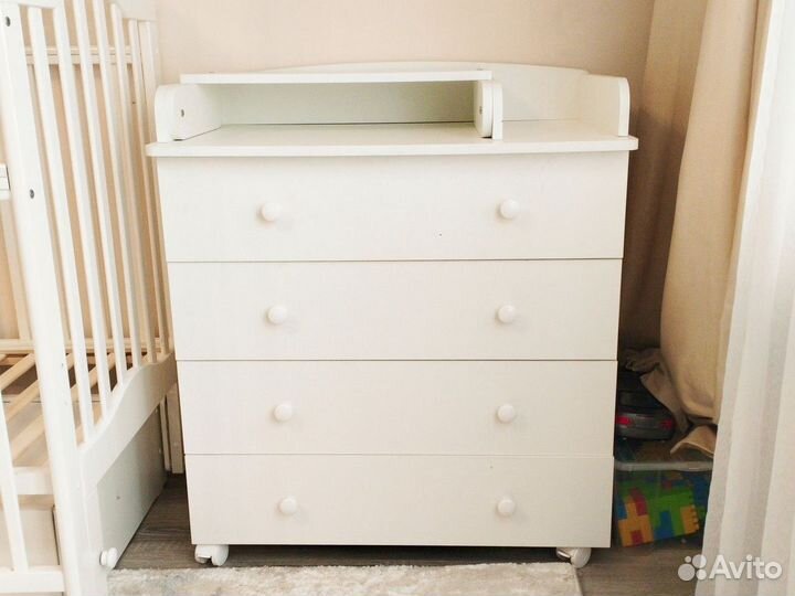 Детская кроватка и пеленальный комод