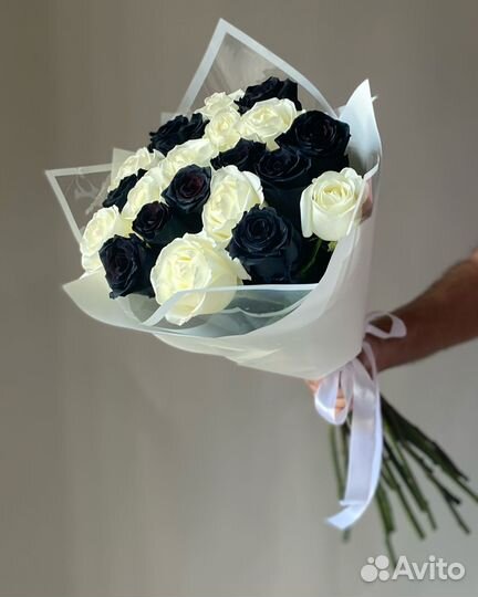 Букет черных и белых роз. Бесплатная доставка