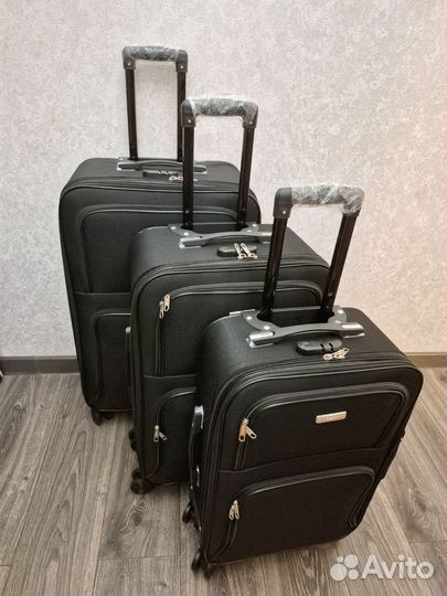 Чемодан на колесах текстильный