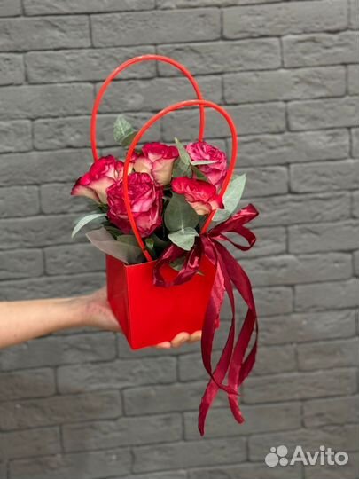5 роз в сумочке