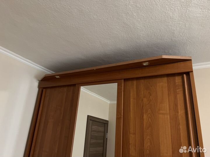 Шкаф купе бу 3-х дверный с подсветкой и зеркалом