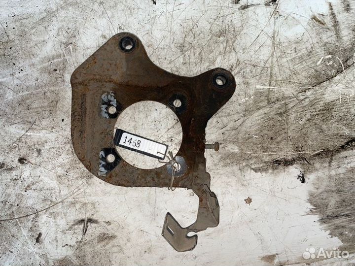 Скоба суппорта задняя левая Chevrolet Cruze J300